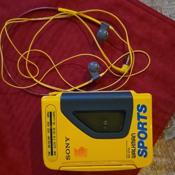 SONY Walkman AM/FM Radio Casette Player & headphones Vintage Working EUC - Picture 3 of 10